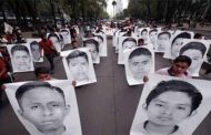 Mexiko: Eltern der 43 verschwundenen Studenten machen Druck auf Amlo - Alexander Gorski